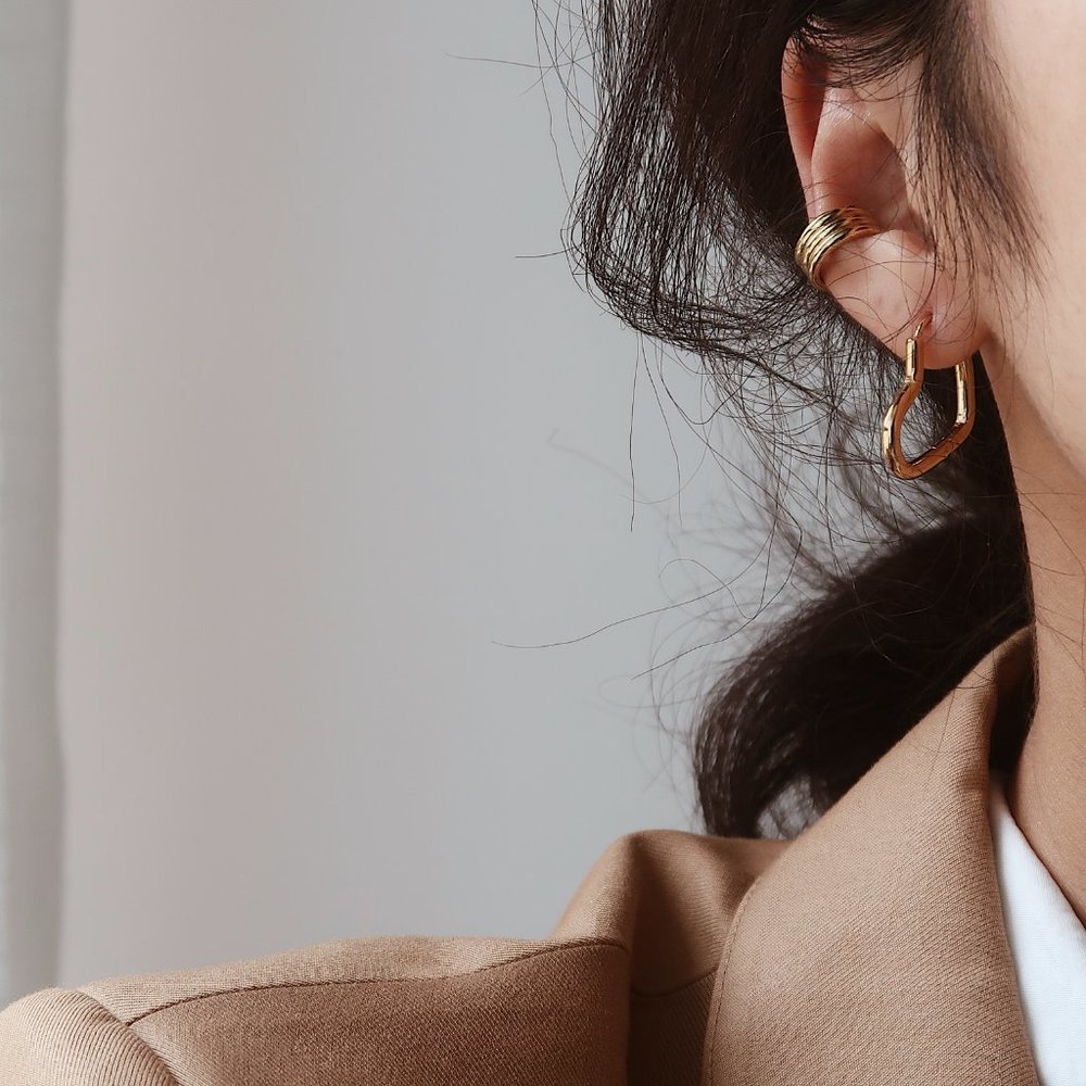 NEW 18K Gold Plated Heart Hoop Earrings - Picture 7 of 8